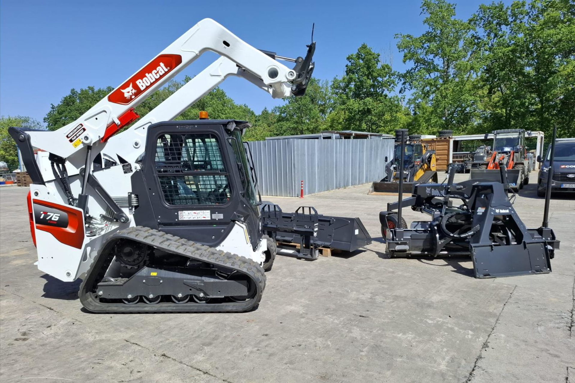 Bobcat T76 inkl. Grader & Werkzeugpaket